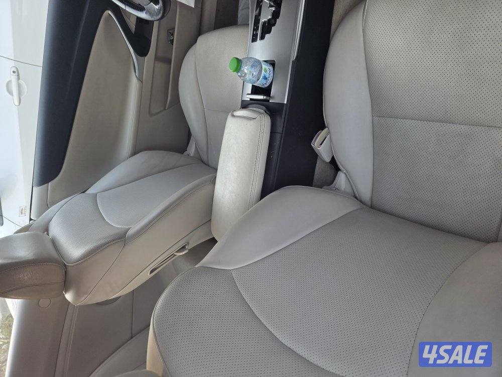 لكزس is300c موديل ٢٠١٠4