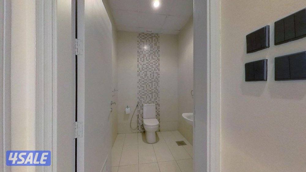 متوفر مكتب تجاري في برج كتير راقي بموقع متميز بالقبله ، المساحه ٦٥ م3