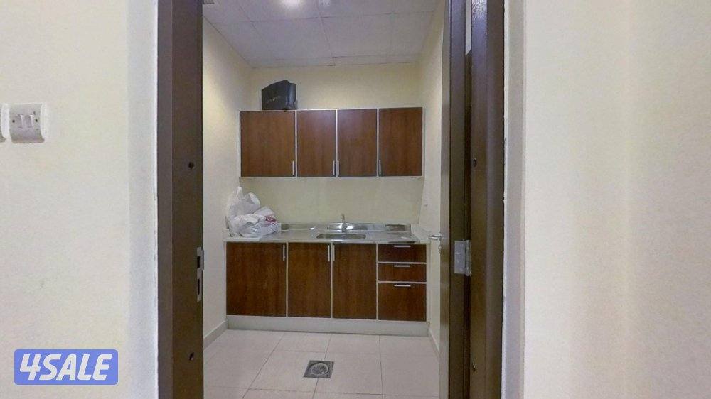 متوفر مكتب تجاري في برج كتير راقي بموقع متميز بالقبله ، المساحه ٦٥ م4