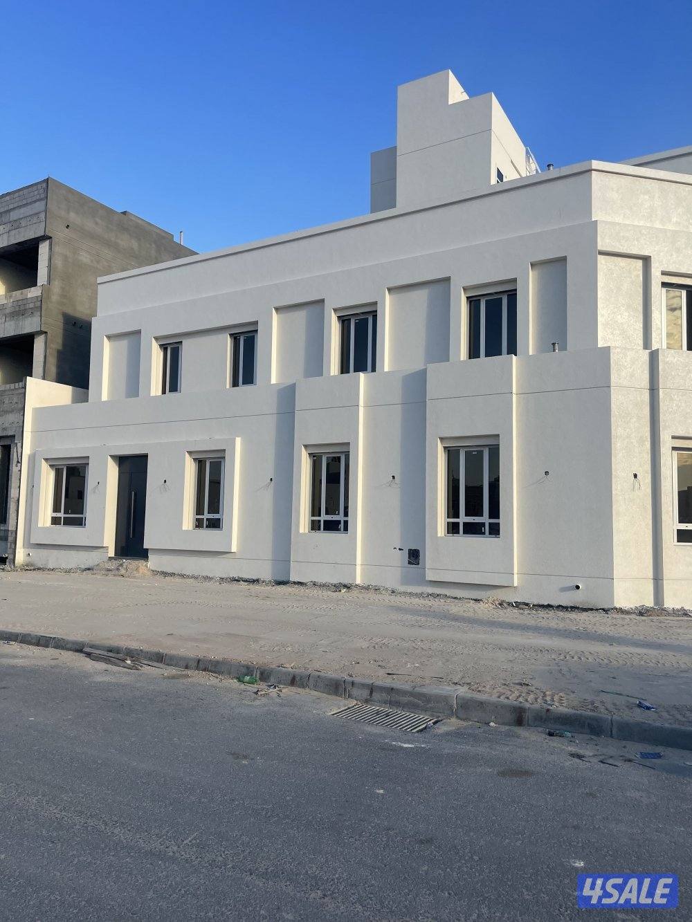 للايجار ربع دور مع السطح0