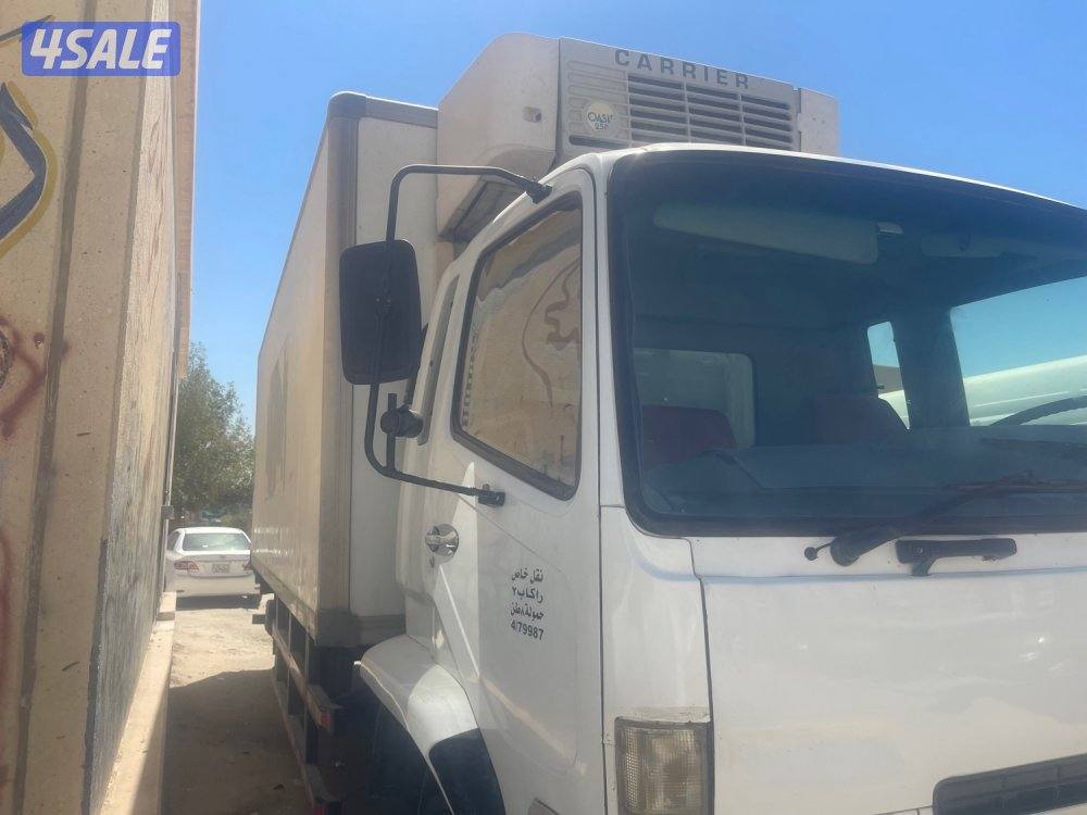 للبيع لوري ميتسوبيشي ثلاجة موديل 2009 مع جك تحميل هيدروليكي 1.5 طن3