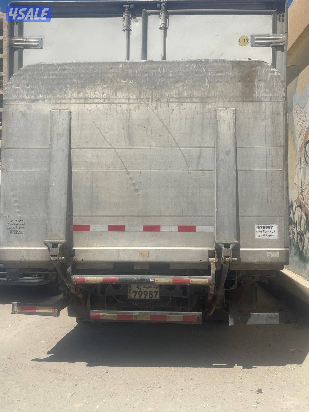 للبيع لوري ميتسوبيشي ثلاجة موديل 2009 مع جك تحميل هيدروليكي 1.5 طن2