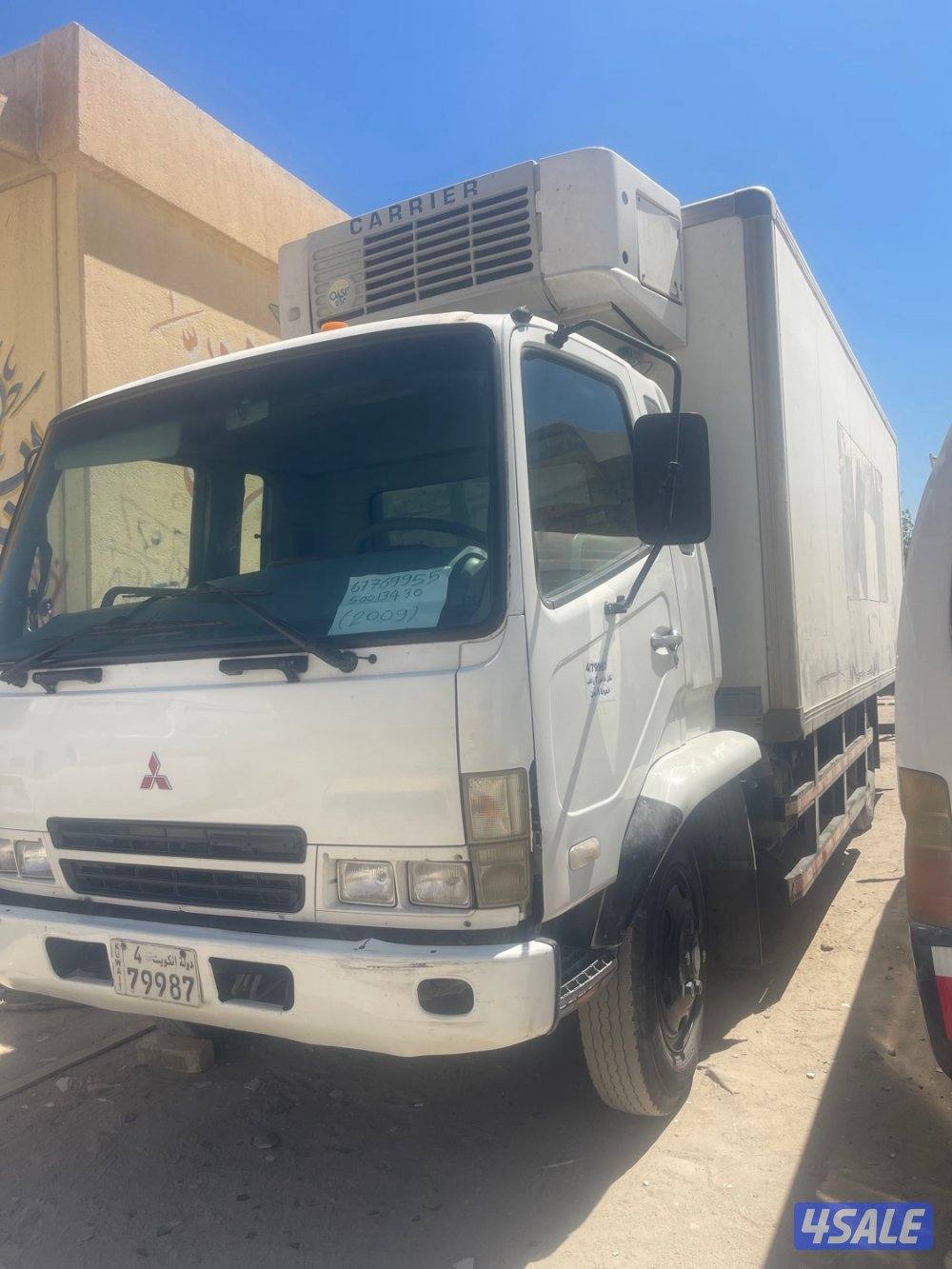 للبيع لوري ميتسوبيشي ثلاجة موديل 2009 مع جك تحميل هيدروليكي 1.5 طن0