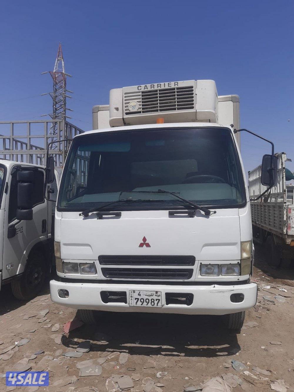 للبيع لوري ميتسوبيشي ثلاجة موديل 2009 مع جك تحميل هيدروليكي 1.5 طن1