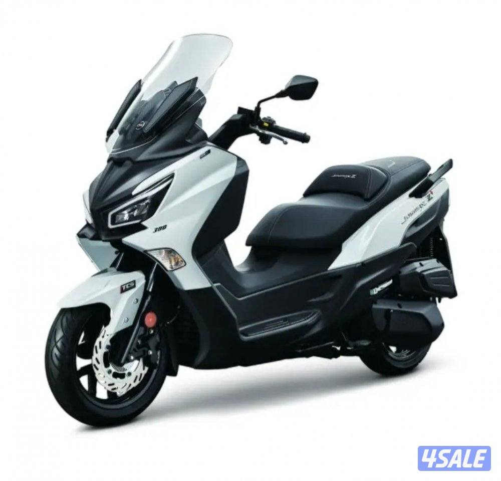 SYM 300 Z like new , only 4200km , no scratches at all , always cover.0