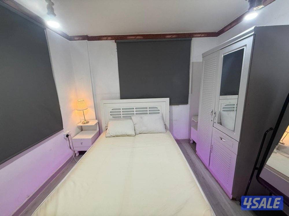 يوجدلدينا شقق كويتين فقط فاضي وخلو غرفه صاله حمام مطبخ باركن أستلام فو6