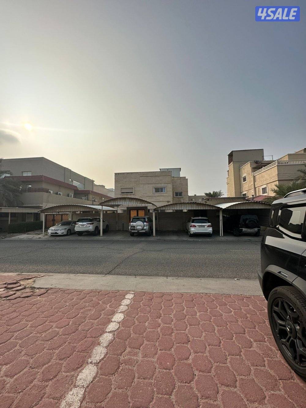 لبيع قسيمة 750 الرابية ق 4 بطن وظهر موقع ممتاز وقريب لجميع الخدمات0