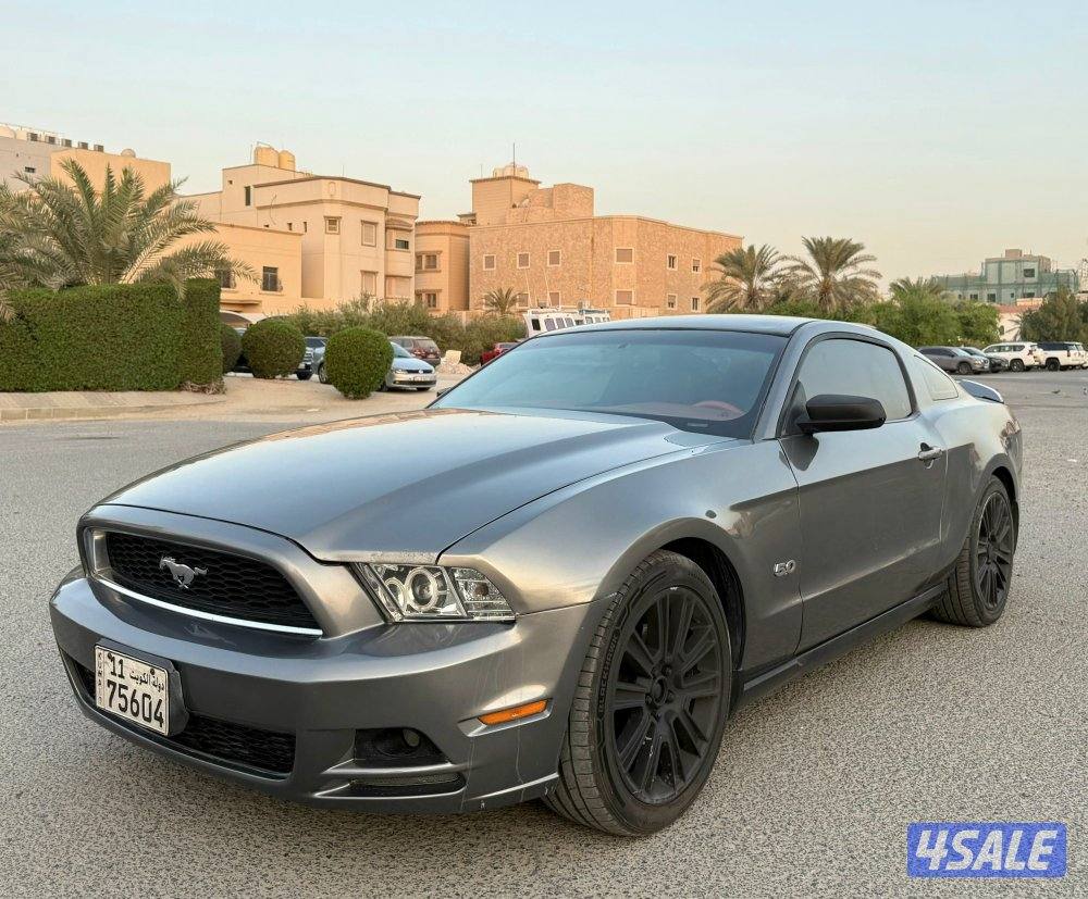 بحالة ممتازة جدا موستنق 2013 داخلية احمر ٦ سلندر ماشي ٢٤٠ الف م0