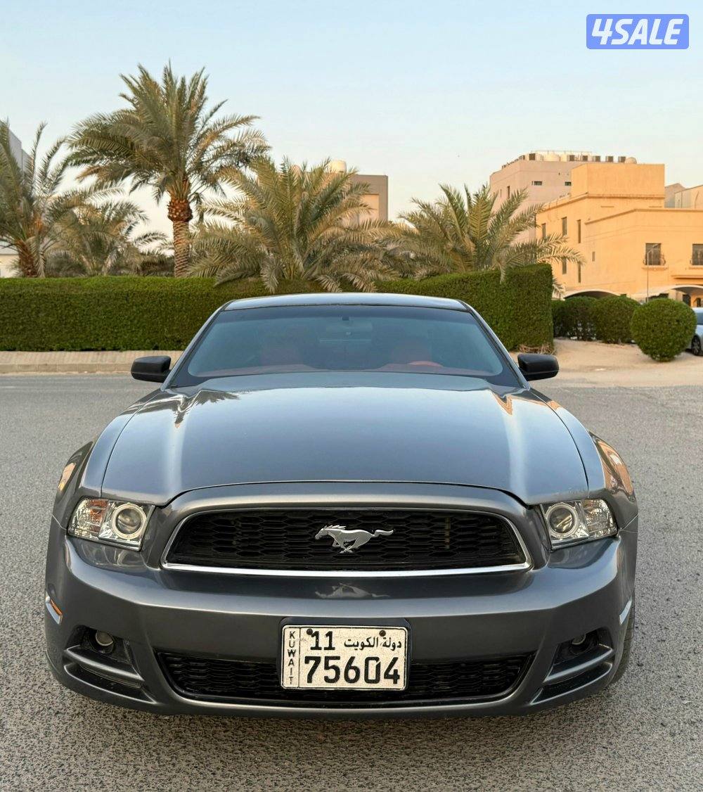 بحالة ممتازة جدا موستنق 2013 داخلية احمر ٦ سلندر ماشي ٢٤٠ الف م1