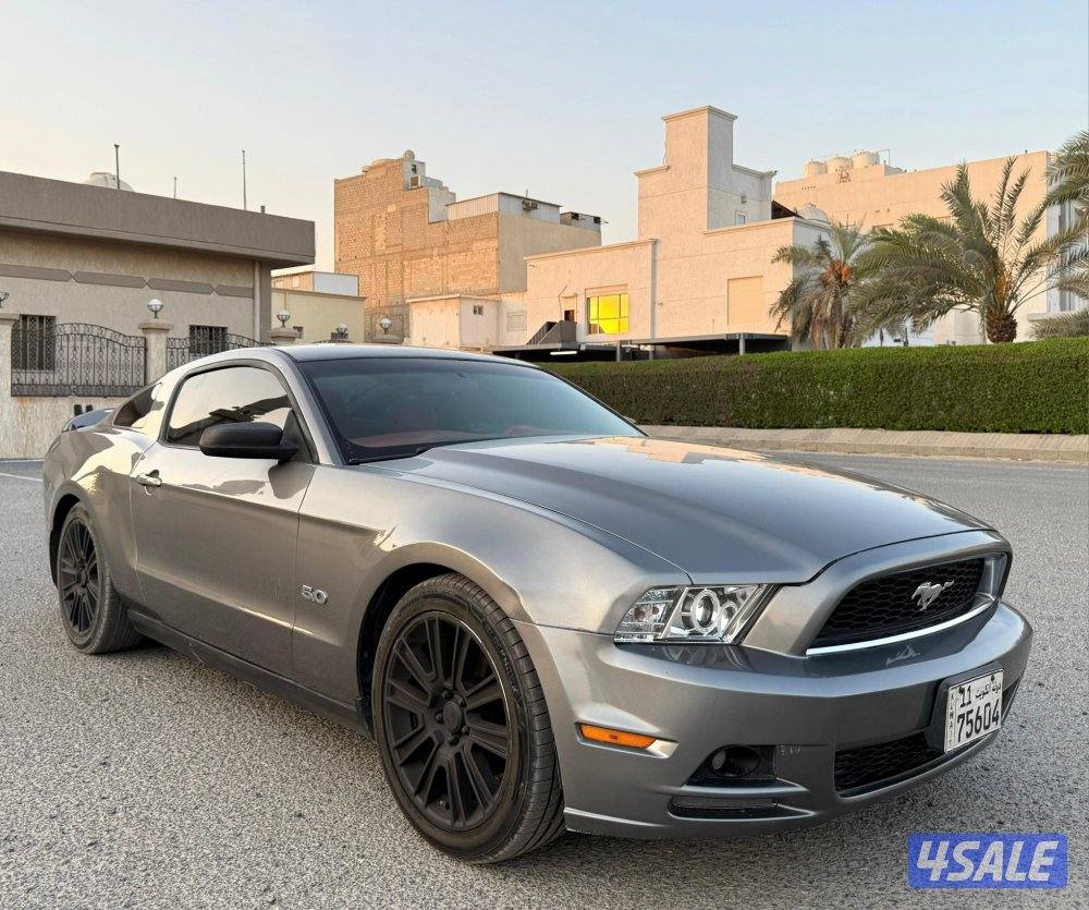 بحالة ممتازة جدا موستنق 2013 داخلية احمر ٦ سلندر ماشي ٢٤٠ الف م2