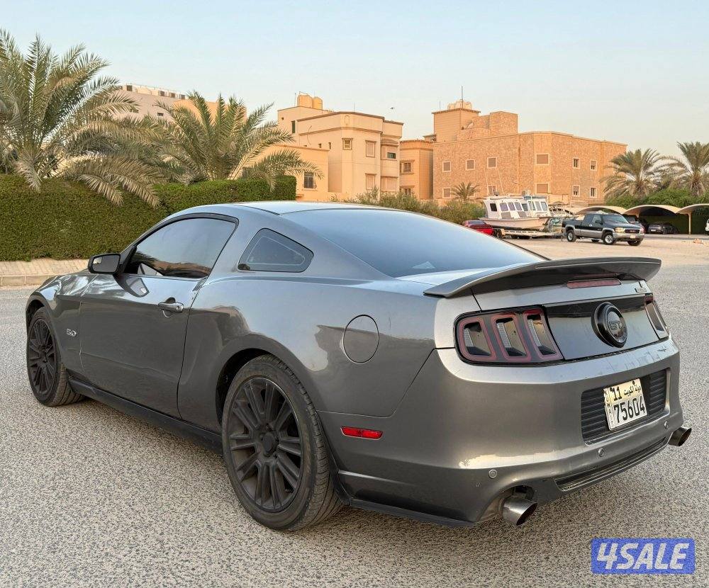 بحالة ممتازة جدا موستنق 2013 داخلية احمر ٦ سلندر ماشي ٢٤٠ الف م4