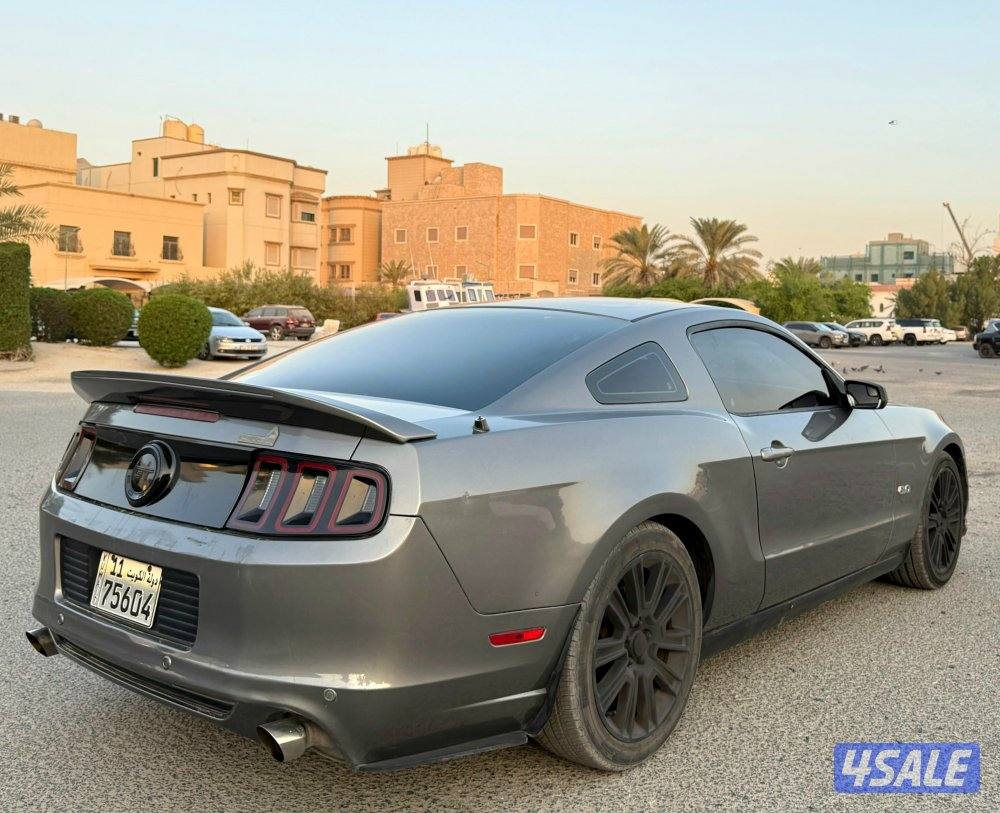 بحالة ممتازة جدا موستنق 2013 داخلية احمر ٦ سلندر ماشي ٢٤٠ الف م3