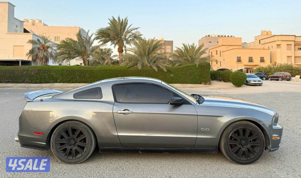 بحالة ممتازة جدا موستنق 2013 داخلية احمر ٦ سلندر ماشي ٢٤٠ الف م5