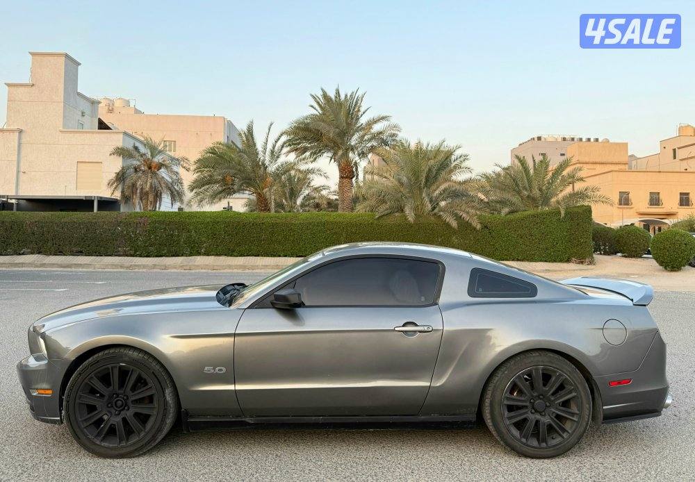 بحالة ممتازة جدا موستنق 2013 داخلية احمر ٦ سلندر ماشي ٢٤٠ الف م6