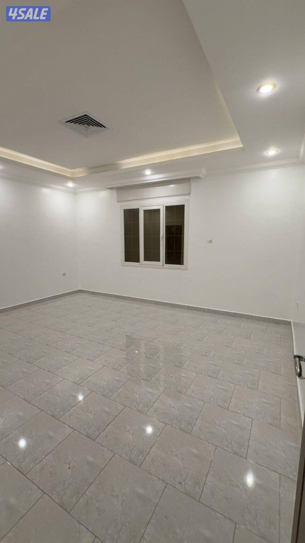 شقق غرب عبدالله مبارك راع البيت غ ساكن ٣٧٠ وللمعاريس ٣٣٠ يوجد شقق0