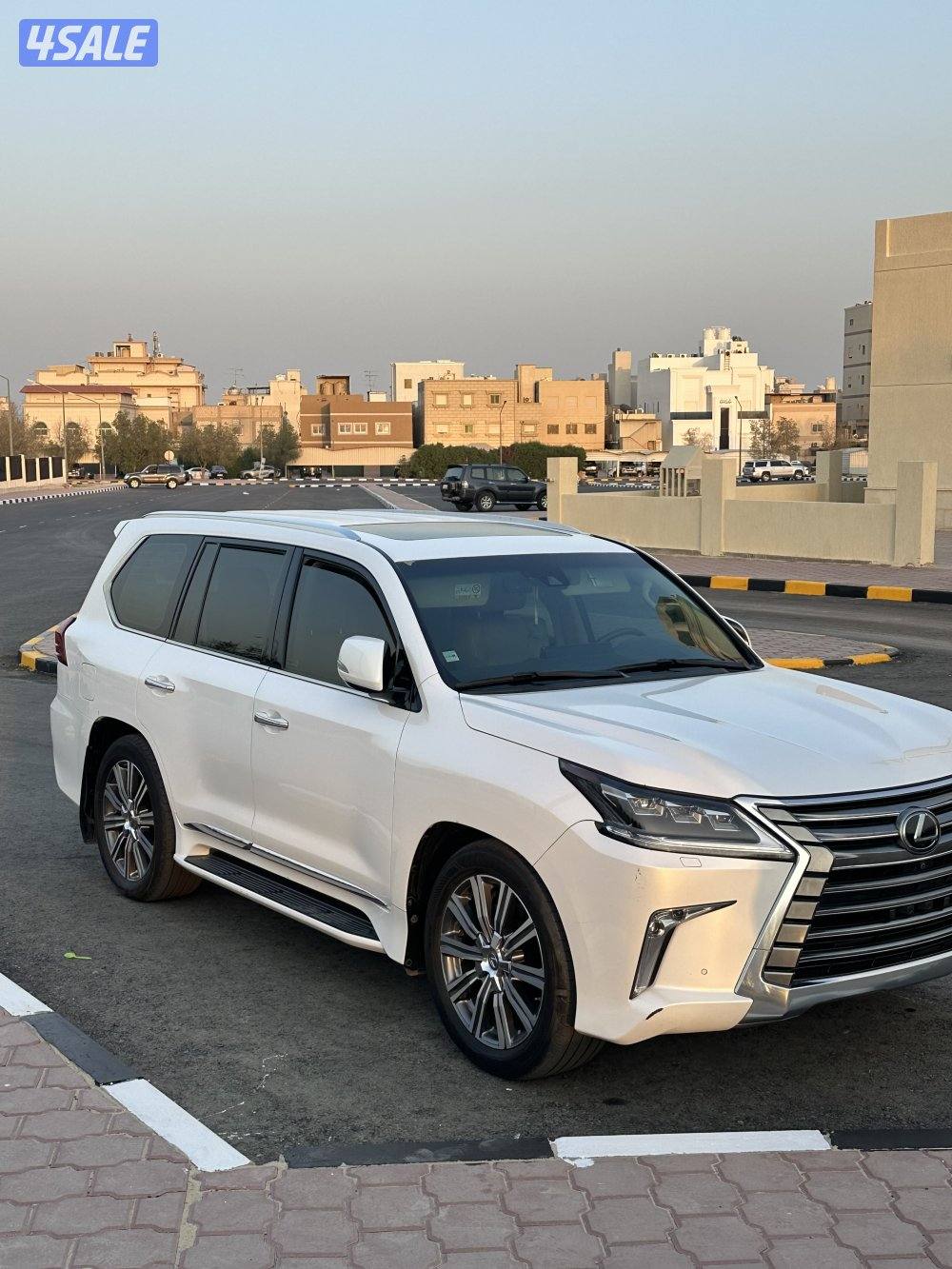 للبيع جيب لكزس مديل ٢٠١٦ الدرجة الاولى وارد الساير ماشي ٢٠٠الف سيرفس0