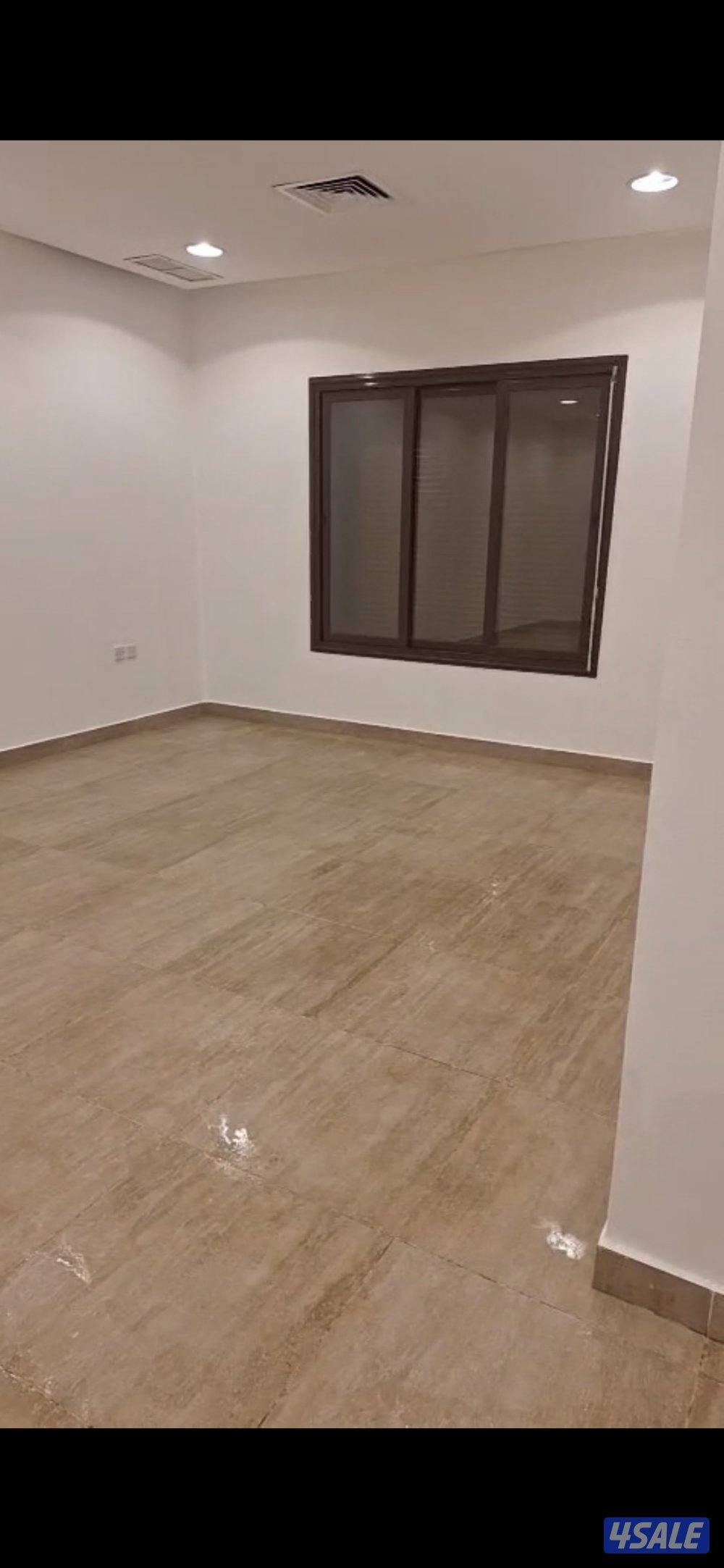 شقة للايجار٣ غرف ماستر غرفةخ ماسترحمام ضيوف وحمام غسيل وصاله مطبخ كبير0