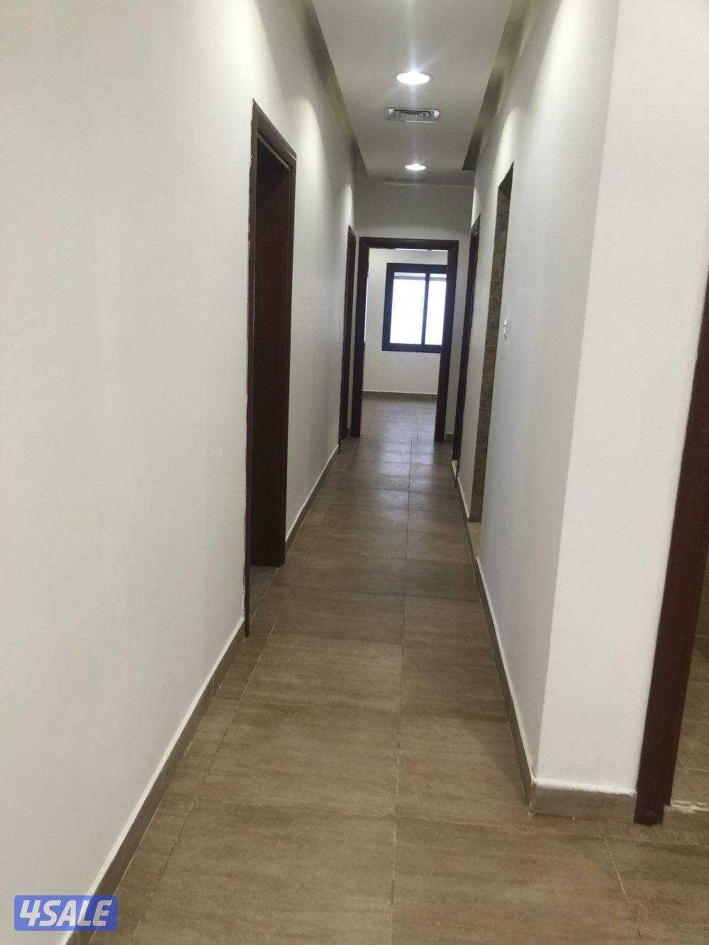 شقة للايجار٣ غرف ماستر غرفةخ ماسترحمام ضيوف وحمام غسيل وصاله مطبخ كبير1