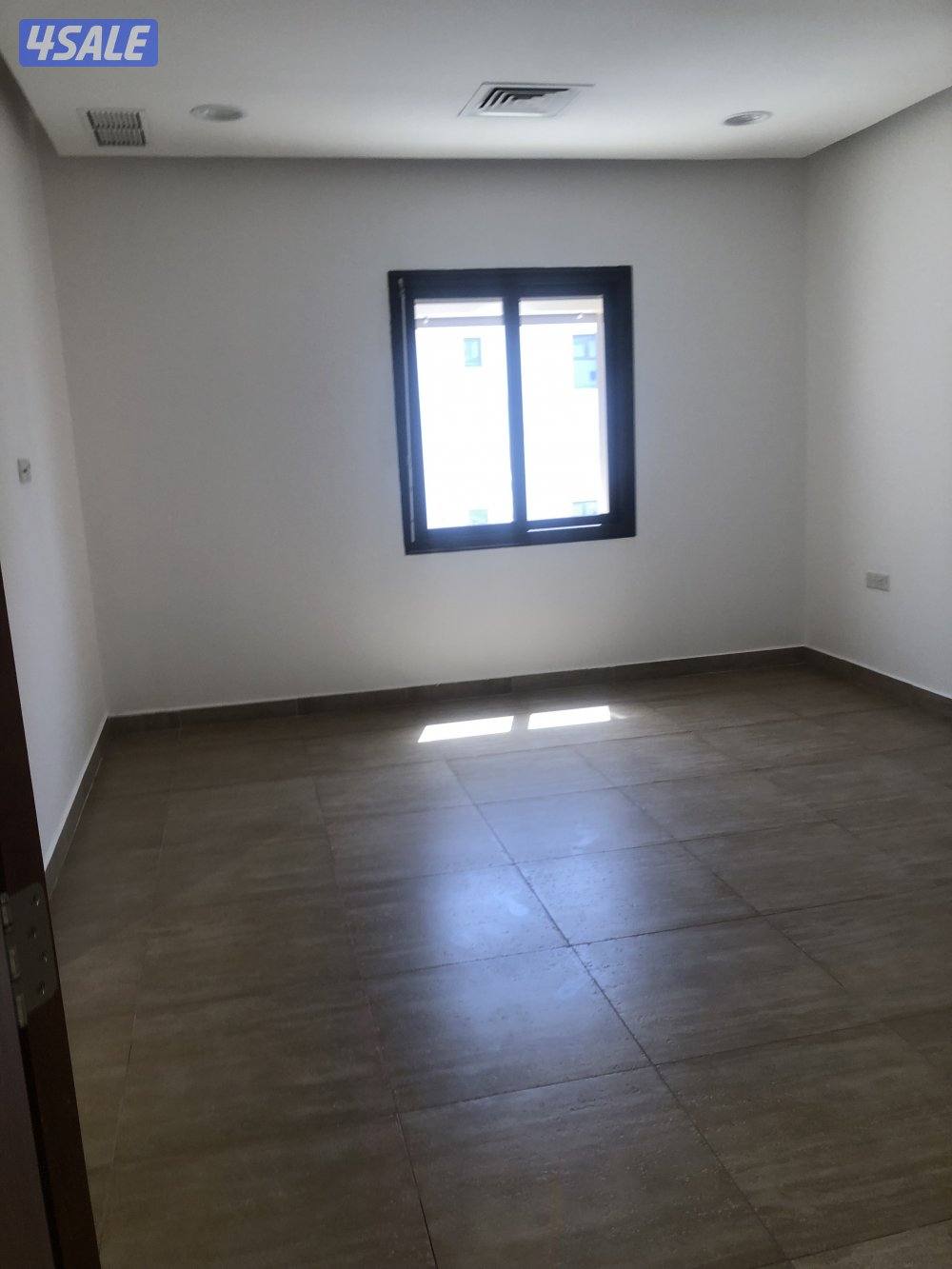 شقة للايجار٣ غرف ماستر غرفةخ ماسترحمام ضيوف وحمام غسيل وصاله مطبخ كبير4