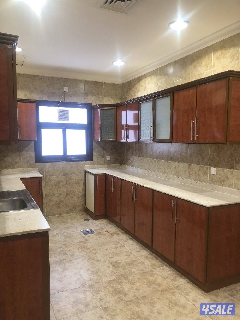 شقة للايجار٣ غرف ماستر غرفةخ ماسترحمام ضيوف وحمام غسيل وصاله مطبخ كبير5