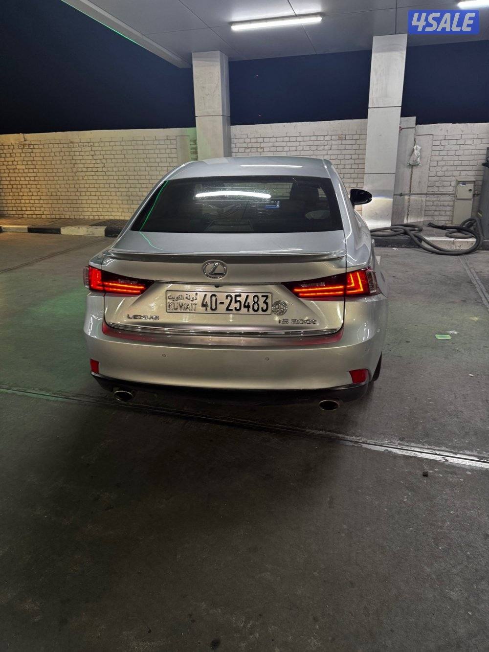 للبيع لكزس is كامل مواصفات عداد 137000 صبغ قطعه فقط وبحاله جيده0