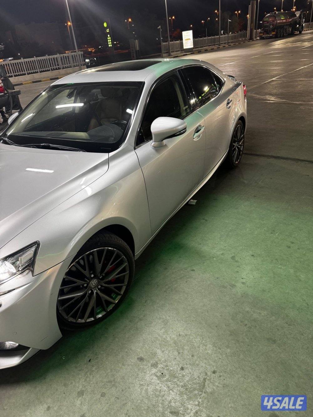 للبيع لكزس is كامل مواصفات عداد 137000 صبغ قطعه فقط وبحاله جيده2