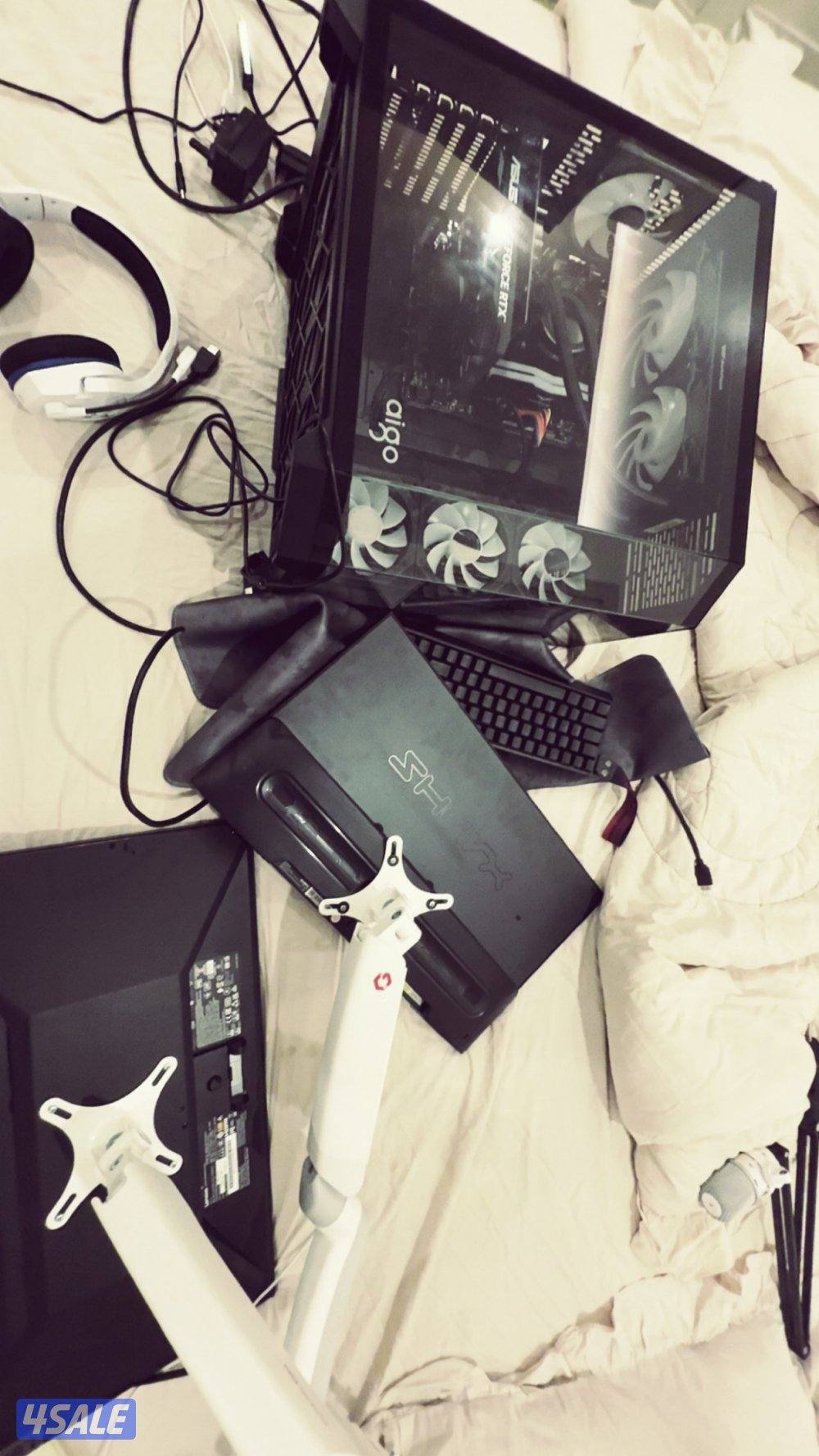 ست اب كامل من بي سي وشاشتين وستاند وماوس وكيبورد وكل شي يخص البيسي2