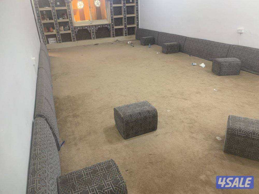 للايجار اسطبل في اسطبلات الاحمدي دوانيه ومقلط و٢ غرف نوم ومطبخ وحمام0