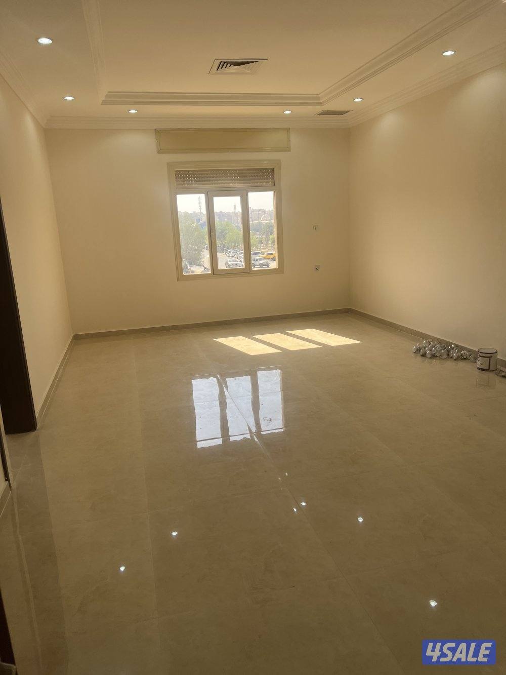 للاجار شقه تتكون من ثلاث غرف نوم وصاله ومطبخ وغرفة موظفه وموقفين0