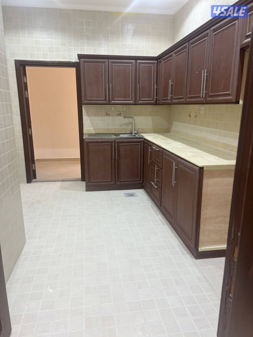 للاجار شقه تتكون من ثلاث غرف نوم وصاله ومطبخ وغرفة موظفه وموقفين1