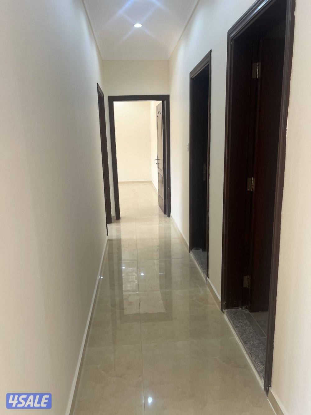 للاجار شقه تتكون من ثلاث غرف نوم وصاله ومطبخ وغرفة موظفه وموقفين4