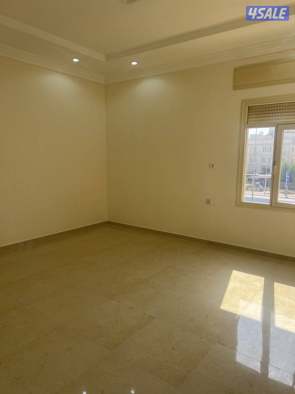 للاجار شقه تتكون من ثلاث غرف نوم وصاله ومطبخ وغرفة موظفه وموقفين8