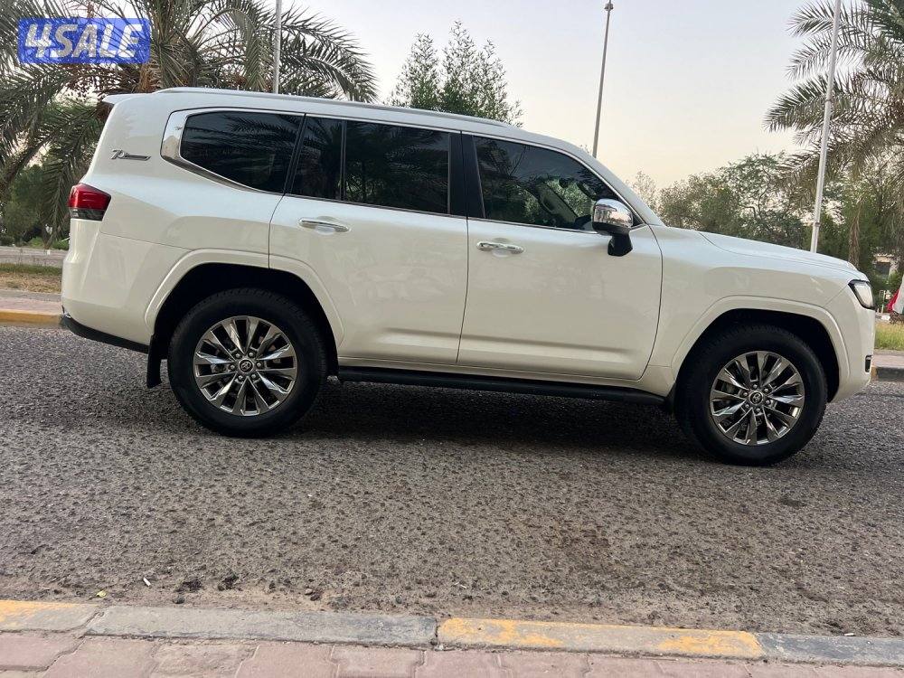 لاندكروز موديل ٢٠٢٢ماشي ٦٢ الف VX بحاله نظيفه بصمه شاشه ثلاجه3