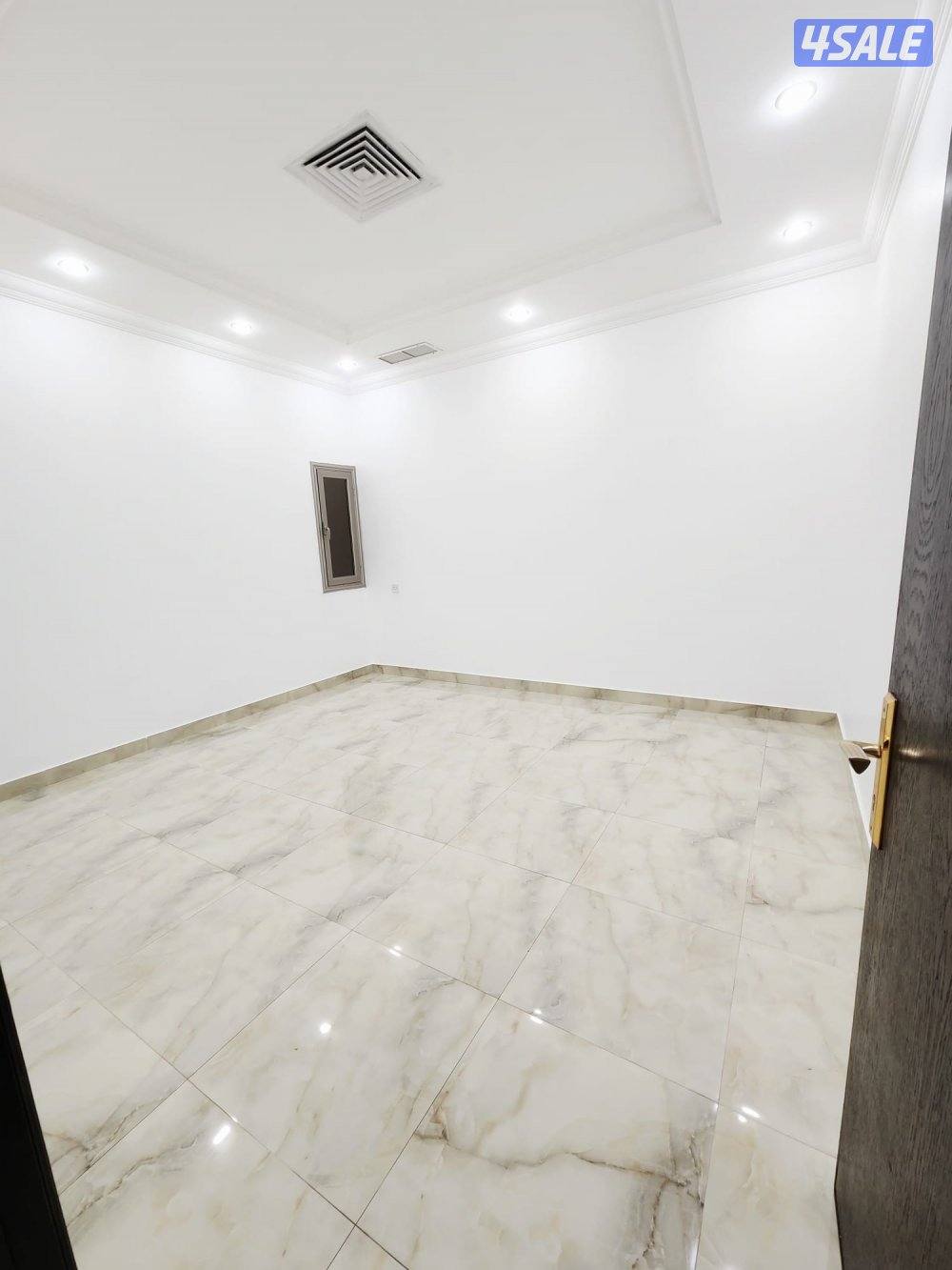 بسعر ممتاز للايجار شقة اربع غرف كبار في العمرية مقابل الخدمات وساحة1