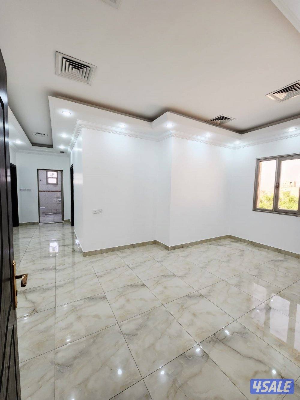 بسعر ممتاز للايجار شقة اربع غرف كبار في العمرية مقابل الخدمات وساحة2