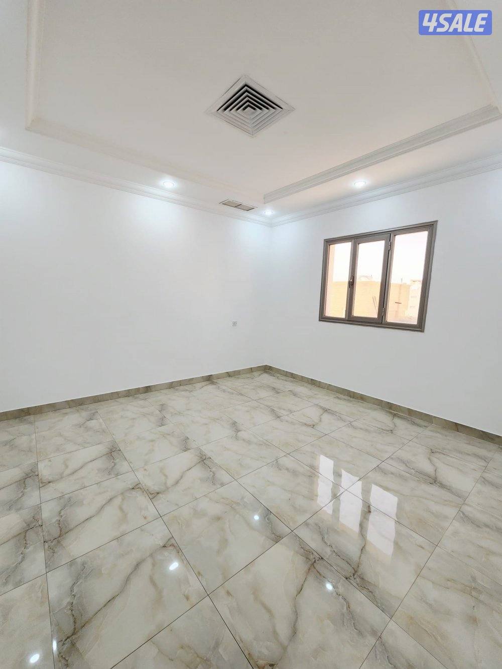 بسعر ممتاز للايجار شقة اربع غرف كبار في العمرية مقابل الخدمات وساحة3