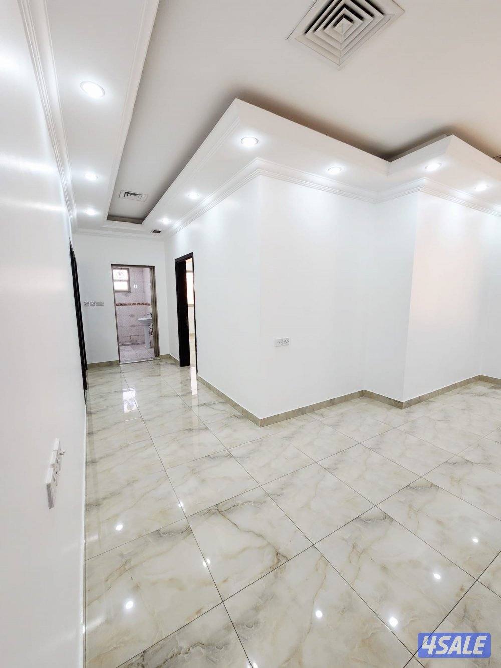 بسعر ممتاز للايجار شقة اربع غرف كبار في العمرية مقابل الخدمات وساحة4