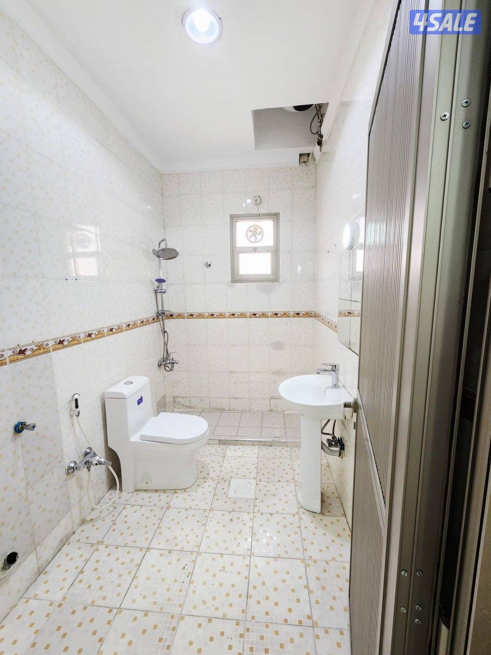 بسعر ممتاز للايجار شقة اربع غرف كبار في العمرية مقابل الخدمات وساحة5