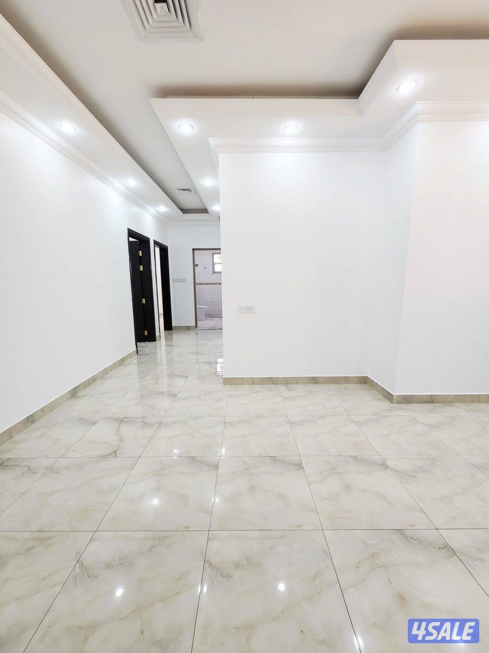 بسعر ممتاز للايجار شقة اربع غرف كبار في العمرية مقابل الخدمات وساحة6