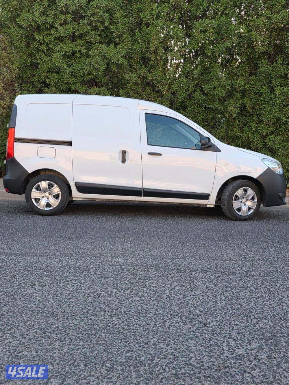 للبيع رينو دوكر 20221