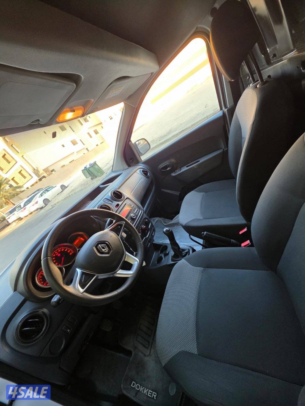 للبيع رينو دوكر 20224