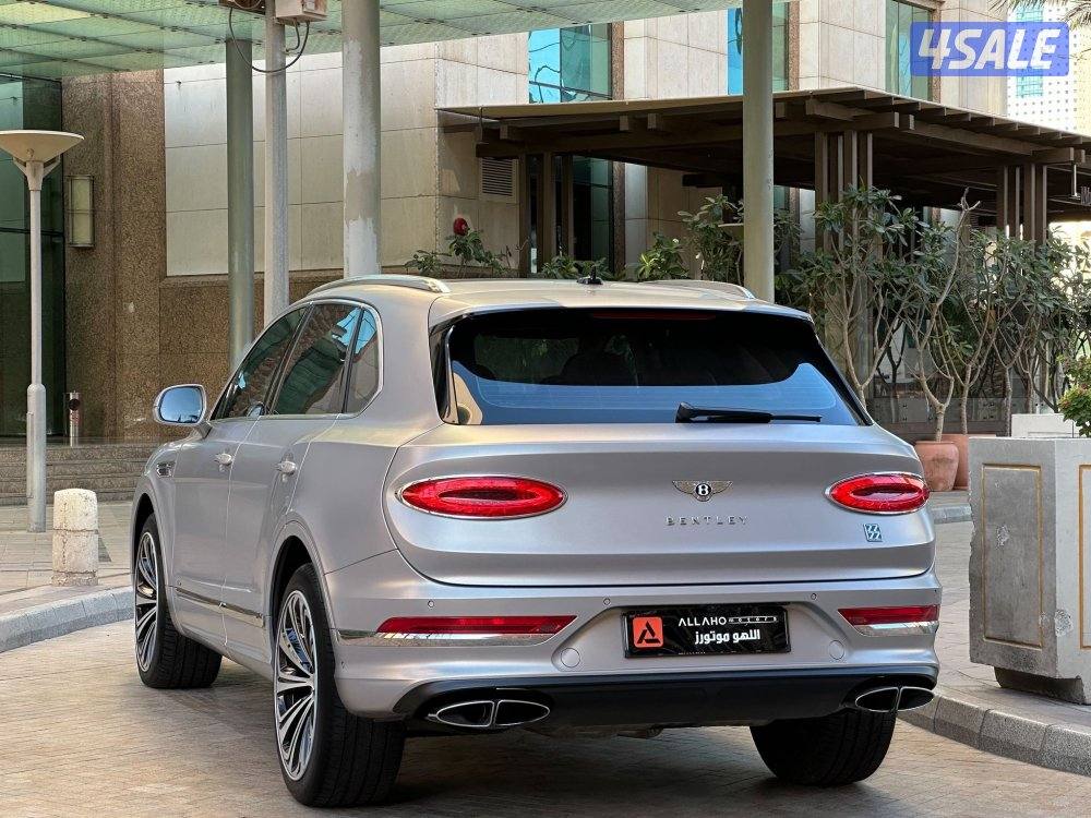 بنتليBENTAYAGA V8 موديل2022 عداد26الف وارد الزياني تحت الكفاله2