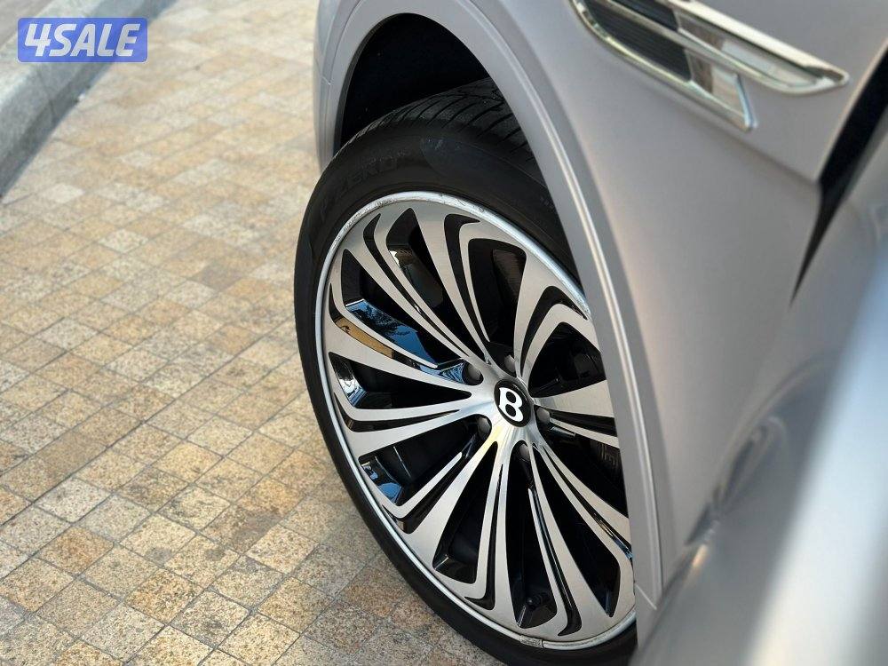بنتليBENTAYAGA V8 موديل2022 عداد26الف وارد الزياني تحت الكفاله4