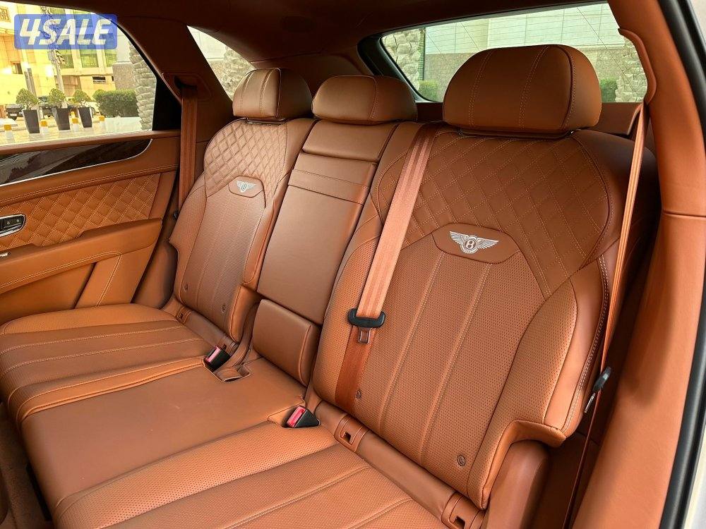 بنتليBENTAYAGA V8 موديل2022 عداد26الف وارد الزياني تحت الكفاله9