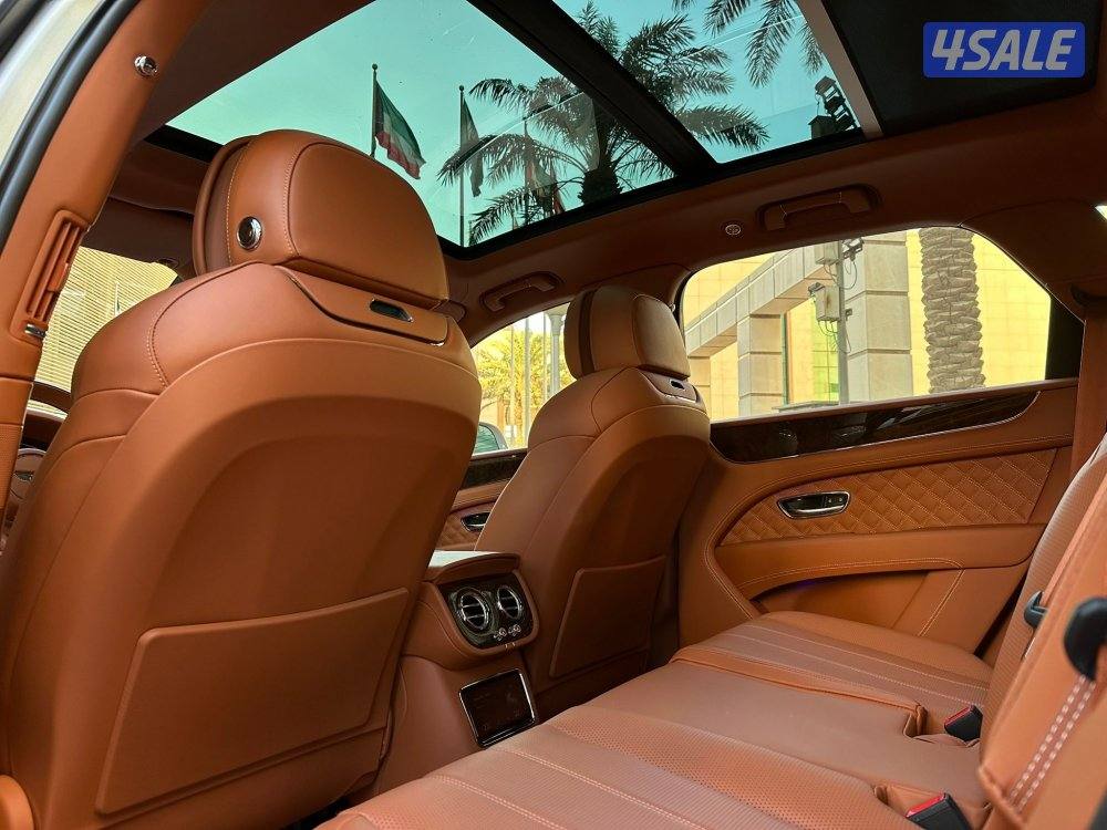 بنتليBENTAYAGA V8 موديل2022 عداد26الف وارد الزياني تحت الكفاله12