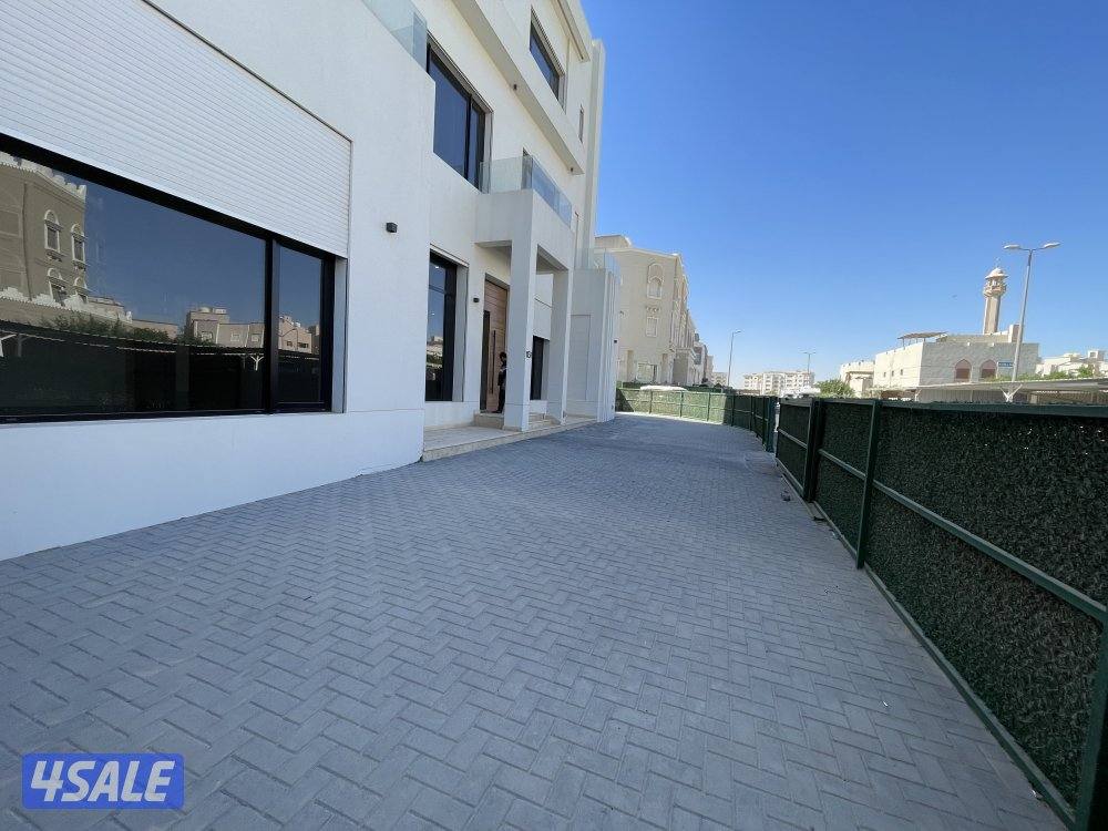 للإيجار دور ارضي جابر الاحمد مع ديوانيه وحديقه0