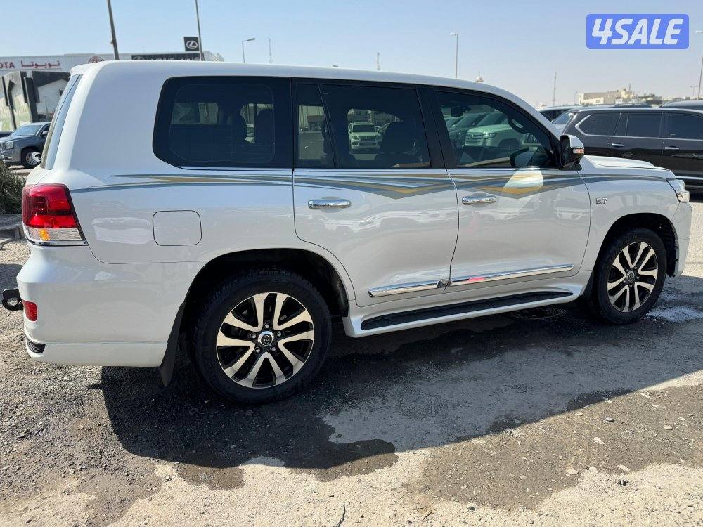 تويوتا لاندكروزر 5.7 VX.R -V82