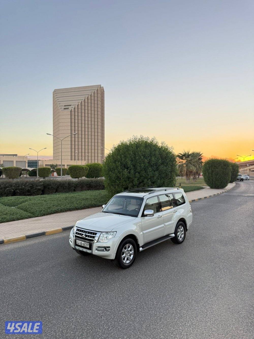 باجيرو 2022 فل اوبشن فتحه وثلاجه وخريطه لون صدفي بحاله الوكاله1