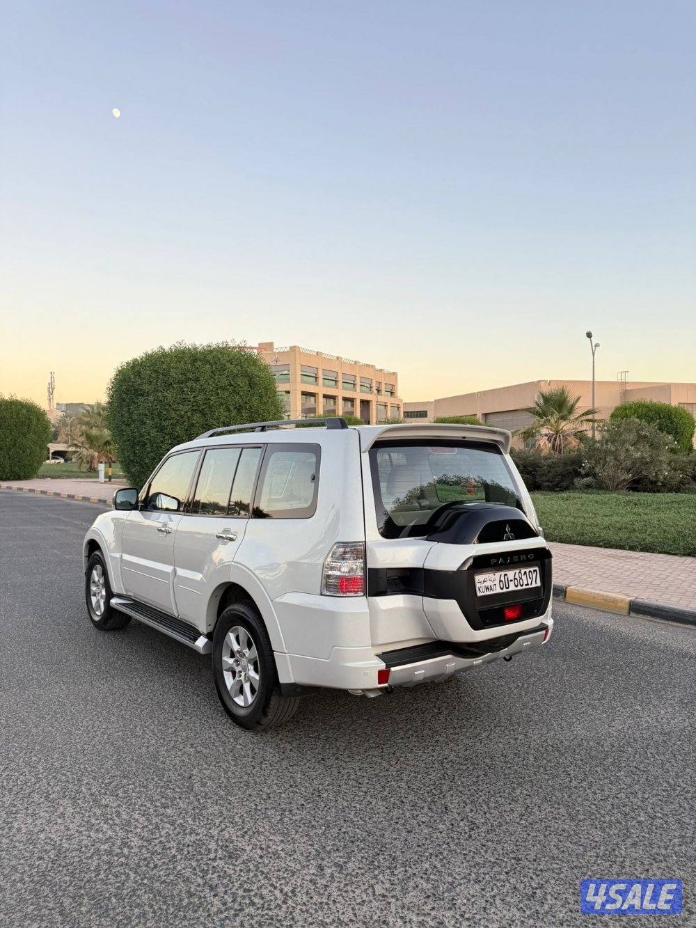 باجيرو 2022 فل اوبشن فتحه وثلاجه وخريطه لون صدفي بحاله الوكاله3