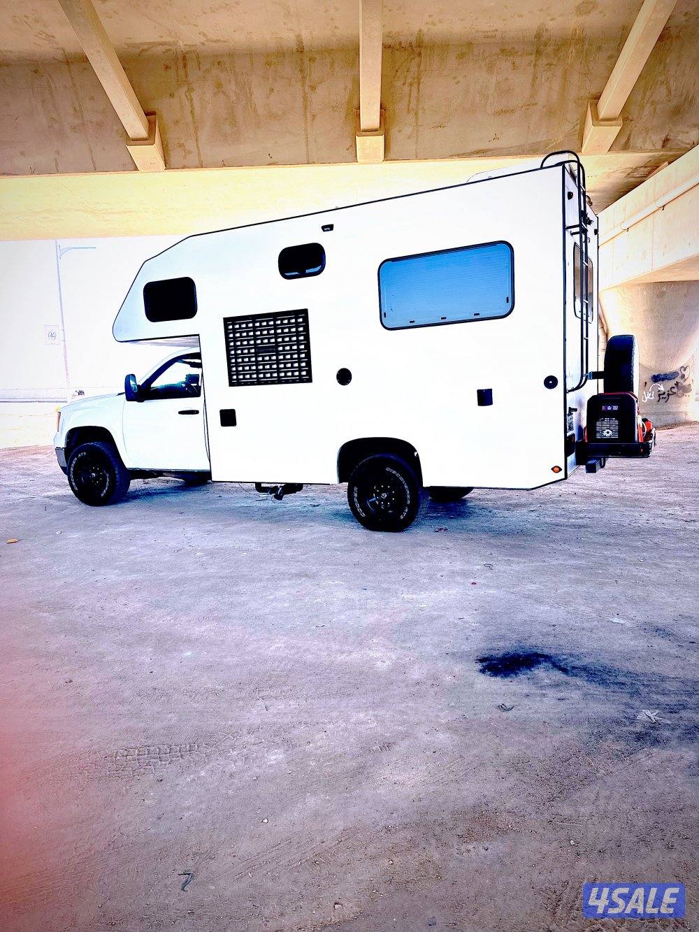 كرفان GMC HD 2500 موديل ٢٠١١ كامبر فايبرجلاس من مصنع لايف كرفان9